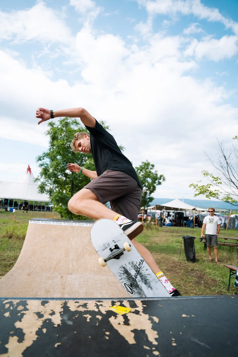 Skateboardista při jízdě.