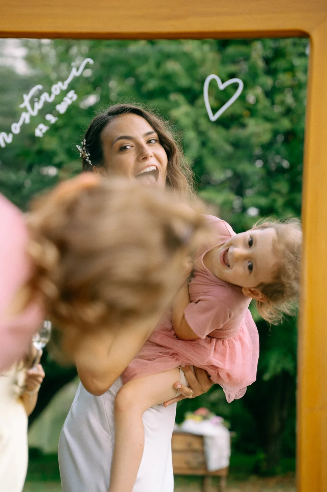 Nevěsta při přípravách u zrcadla.